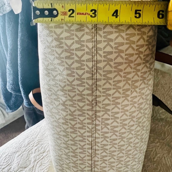 Michael Kors cream/brown signature handbag removal shoulder strap/babybag/travel - Picture 6 of 9